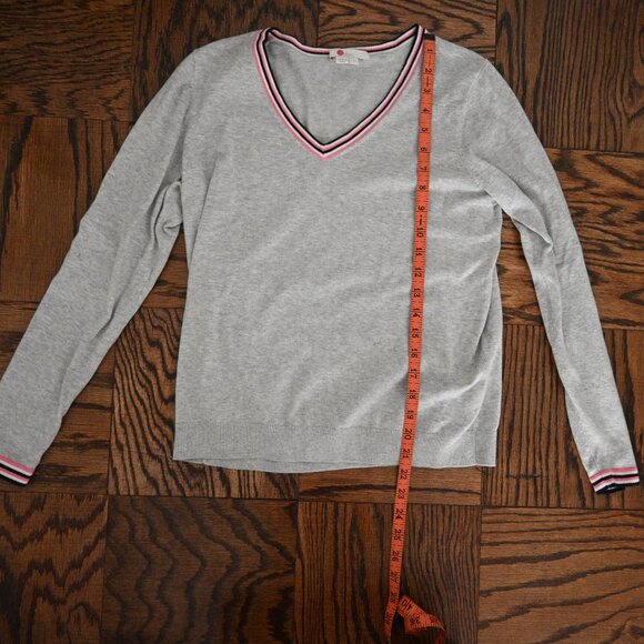 Boden V-Neck Sweater – Light Gray with Striped Trim – Small - Picture 5 of 11